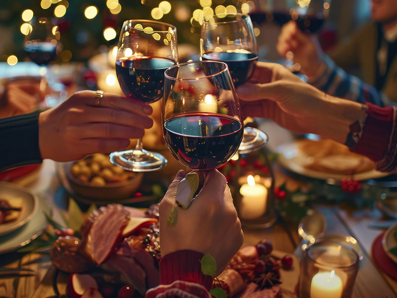 Anstoßen beim Weihnachtsessen