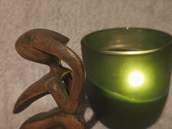 Kerze in grünem Teelichthalter