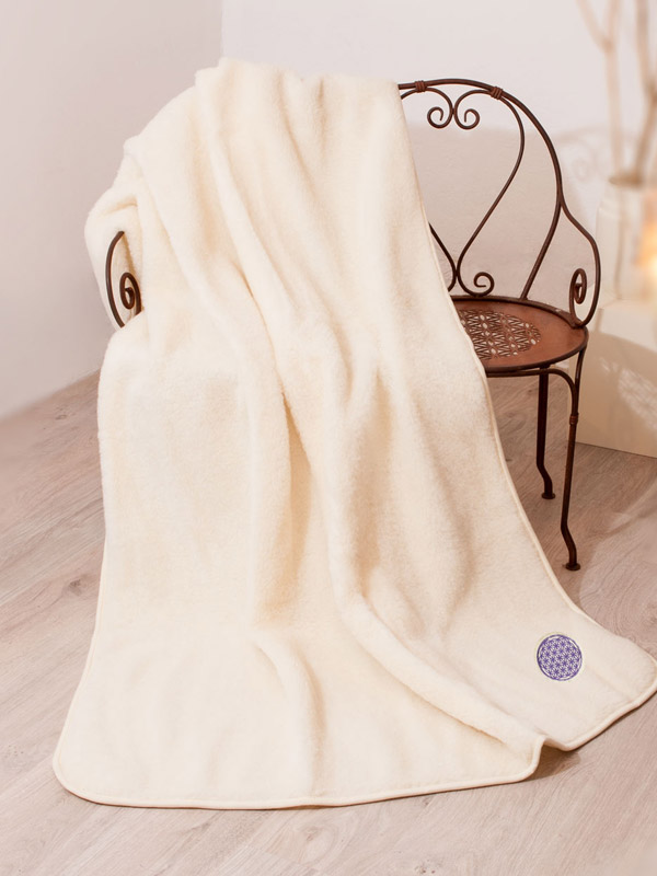 Flauschige Merino-Decke mit lilafarbener Blume des Lebens aufgestickt