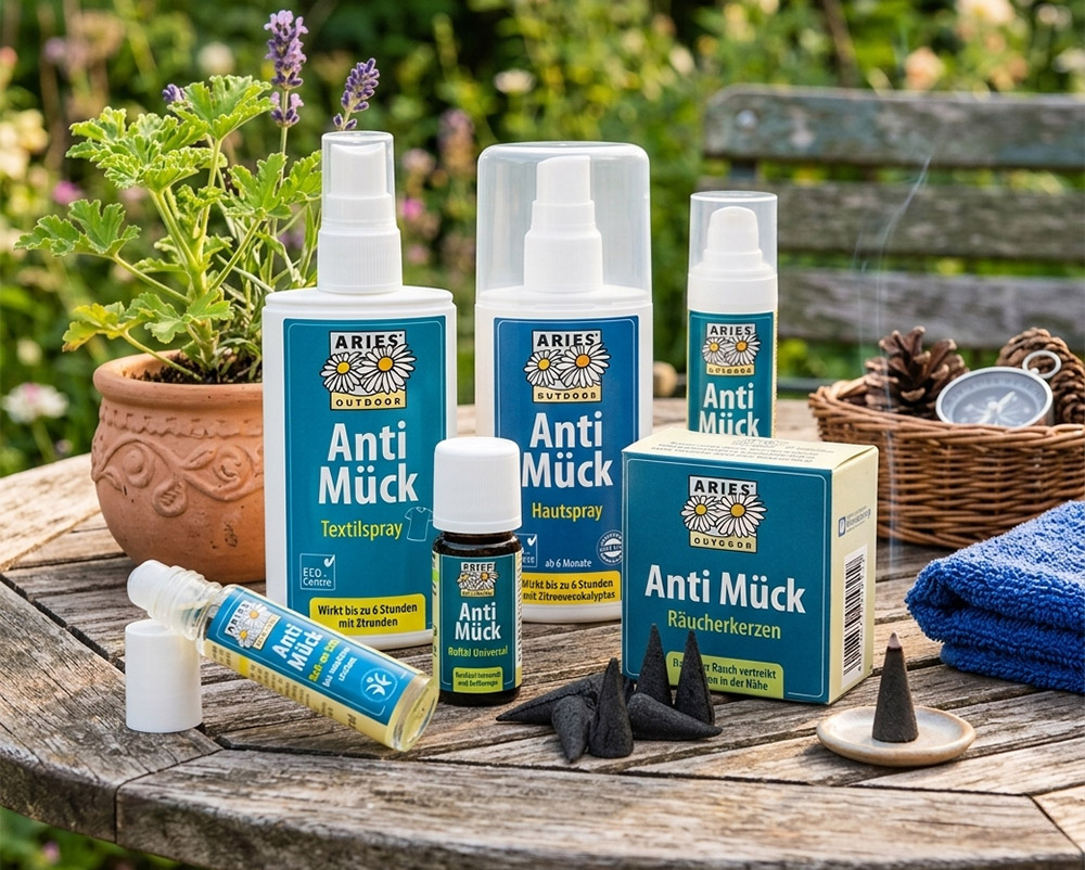Anti Mück-Produkte von Aries arrangiert auf einem Gartentisch.