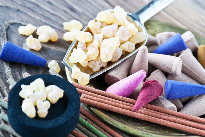 Räucherwerk in verschiedenen Formen: Weihrauch, Räucherkegel sowie Räucherstäbchen