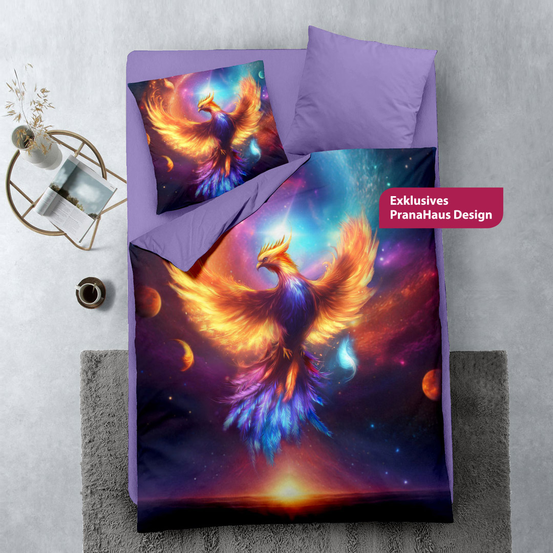 Wende-Bettwäsche mit einer lilafarbenen Rückseite und einem beeindruckenden Phönix-Motiv auf der Vorderseite. Der Phönix erstrahlt in leuchtenden Gold-, Blau- und Violetttönen, umgeben von einer kosmischen Szenerie mit Planeten und funkelnden Sternen.