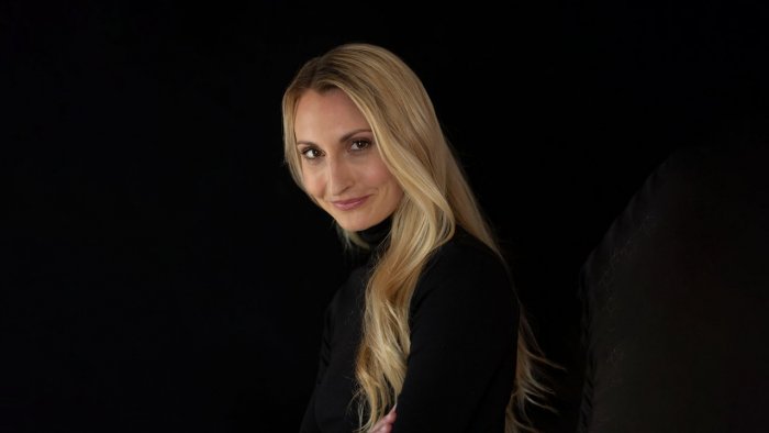 Portrait von Daniela Otto vor schwarzem Hintergrund