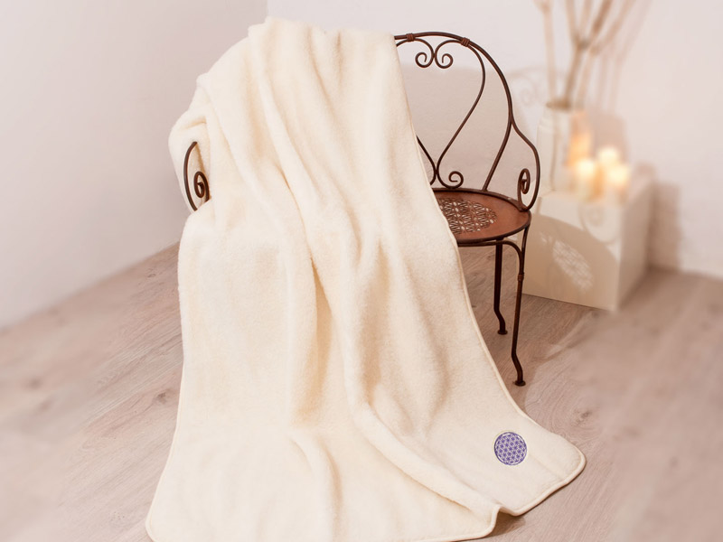 Flauschige Merino-Decke mit lilafarbener Blume des Lebens aufgestickt