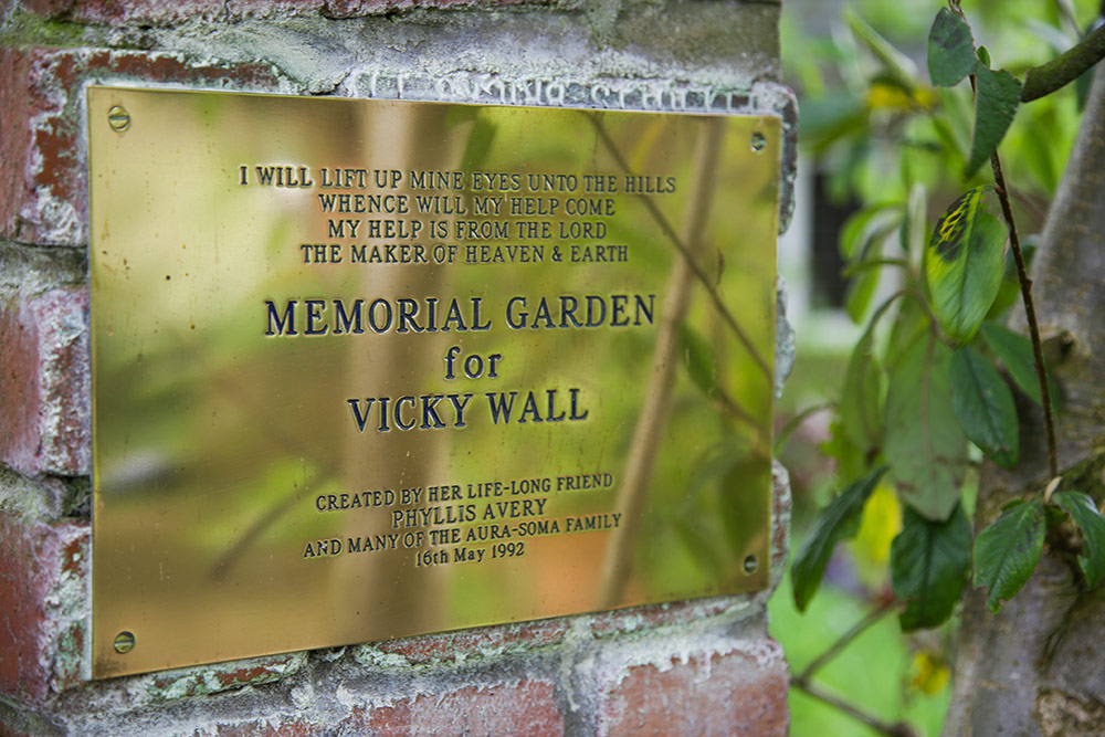 Goldenes Schild mit der englischen Inschrift "Memorial Garden for Vicky Wall"