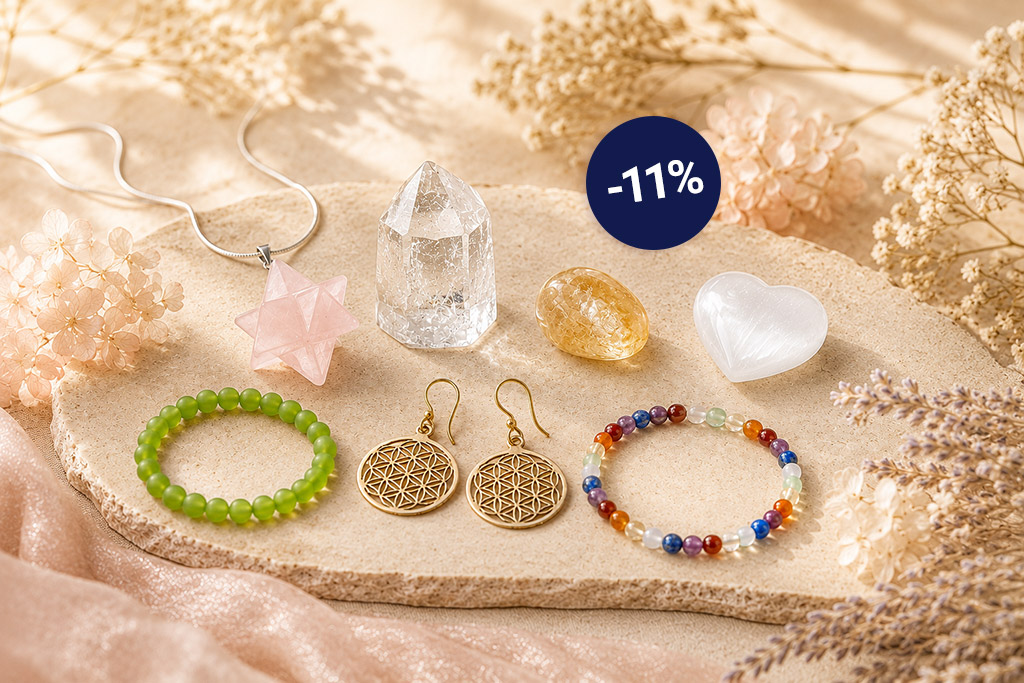 Stimmungsvolle Produktszene mit Rosenquarz-Anhänger, Armbändern, Blume-des-Lebens-Ohrhängern sowie Bergkristall, Golden Healer und Selenit-Herz. Warmes Sonnenlicht, zarte Blüten und sanfte Naturtöne schaffen eine feminine, harmonische Atmosphäre.