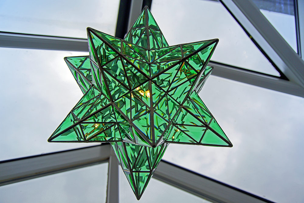 Eine sternförmige Leuchte aus grünem Glas
